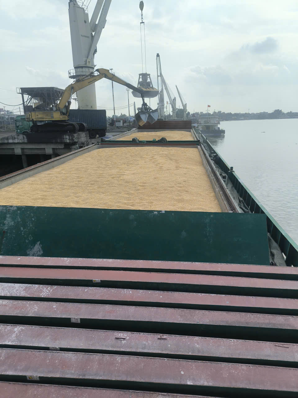 Dịch vụ vận tải sông biển 12